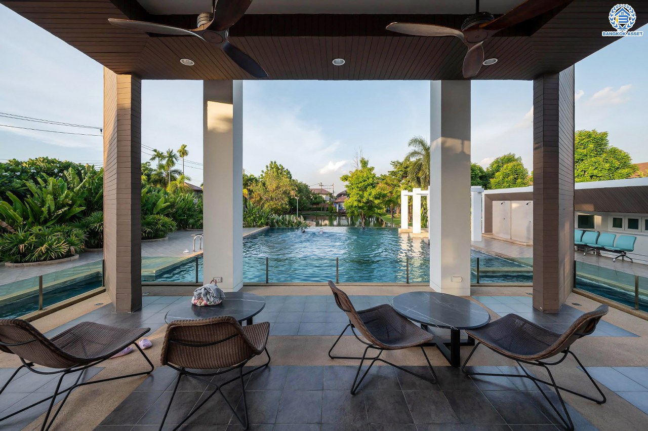 บ้านมือสองตกแต่งใหม่ โครงการ เดอะเวอรีเดียนโฮม กาญจนาภิเษก เนื้อที่กว้าง 75 ตร.ว. ฟังก์ชัน 3 ห้องนอน 4 ห้องน้ำ 1 ห้องอเนกประสงค์ 1 ห้องแม่บ้าน จอดรถได้ 2 จอด บนทำเลดี ติดถนนกาญจนาภิเษก เชื่อมต่อถนนรัตนาธิเบศร์ ถนนนครอินทร์ ถนนกาญจนาภิเษก ใกล้รถไฟฟ้าสายสีม่วง "สถานีตลาดบางใหญ่" และจุดขึ้นทางด่วน "ศรีรัช"...